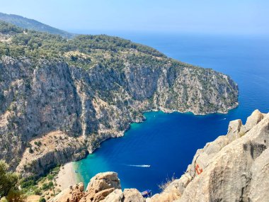 Kelebek Vadisi Gökyüzü Sahil Koyu 'nun tepesindeki su dağlarla çevrili Türk tatil beldeleri Ege Denizi Cenneti turizm ve dinlenme için güzel bir yer. Yüksek kalite fotoğraf