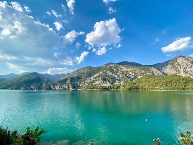 Türkiye 'de deniz seviyesinden 350 metre yukarıda, yeşil dağlarla çevrili, en büyük yapay su deposu olan, yeşil park yeşil kanyonu olan bir göl manzarası. Yüksek kalite fotoğraf