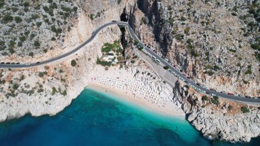 Gök mavisi su tatil beldeleri Ege Denizi 'nde bulunan Kaputas Sahili' nin deniz manzaralı havadan panoramik manzarası. Yüksek kalite fotoğraf