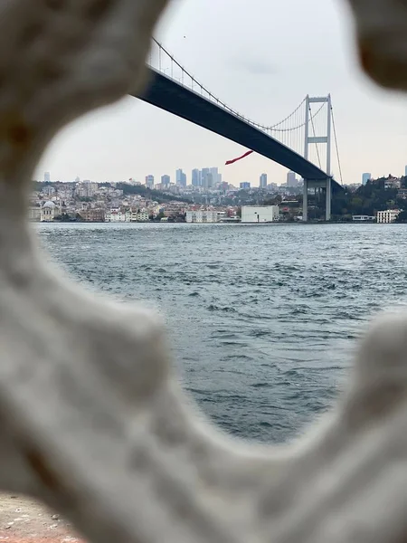 Beylerbeyi Şatosu Boğazı Köprüsü 'nden İstanbul' a ilkbahar manzarası. Yüksek kalite fotoğraf