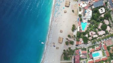 Gök mavisi deniz manzaralı İHA video cenneti Oludeniz 'deki Ege sahil arazisi. Yüksek kalite 4k görüntü
