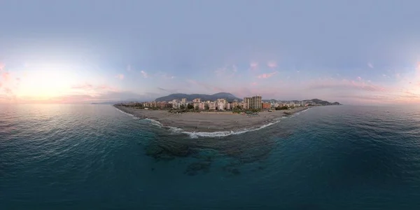 Deniz kıyısındaki kasabadan 360 Panorama şehri. Yüksek kalite fotoğraf