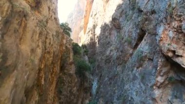 Kayaların arasında İHA uçuşu kanyon kanyonunun uç uçuşu... Uçan kuşların vadiye bakışı. Yüksek kalite 4k görüntü