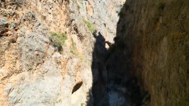 Kanyonda, kayaların arasında uçan uçaklar uçuruluyor. Kuşlar vadiyi görüyor. Yüksek kalite 4k görüntü