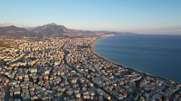 Birds 'ün şehrin deniz kenarı manzarası ve Sunset Işıkları. Yüksek kalite fotoğraf