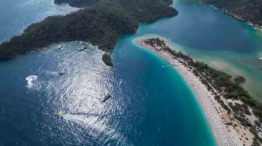 Gökyüzü deniz manzarası. Akdeniz kıyısı manzarası. Mavi su ile çevrili bir turistik bölge. Yüksek kalite 4k görüntü