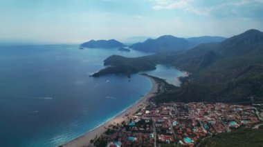 Türkiye 'de Turizm ve Gayrimenkul kıyısındaki Oludeniz kıyısındaki mavi suyu olan bir turist kasabası kıyı şeridinin inanılmaz manzarası. Yüksek kalite 4k görüntü