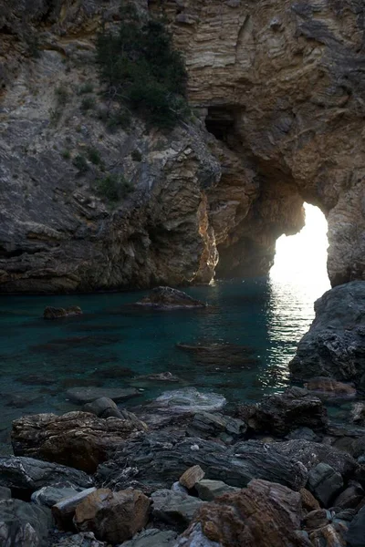 Delikdeniz Körfezi 'ndeki kayalarla çevrili olan deniz. Güneş ışığının altın ışınları, Kings Körfezi ve Türkiye' deki antik kalıntılar. Yüksek kalite fotoğraf