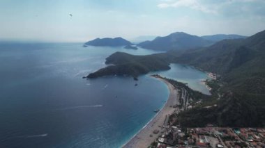 Türkiye 'de Turizm ve Gayrimenkul kıyısındaki Oludeniz kıyısındaki mavi suyu olan bir turist kasabası kıyı şeridinin inanılmaz manzarası. Yüksek kalite 4k görüntü