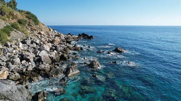 Panoramik deniz manzaralı kayalık dağların havadan görünüşü kumsalda güzel bir su. Yüksek kalite fotoğraf
