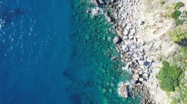 Batık uçurumlar ıssız bir sahilin kuş bakışı manzarası beyaz kumlu sahil şeridi. Yüksek kalite 4k görüntü