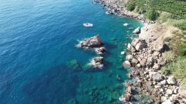 Muz plajının insansız havadan görünüşü. Muz bahçesinin masmavi sularıyla donatılmış deniz manzarası gizli bir yerde. Yüksek kalite 4k görüntü