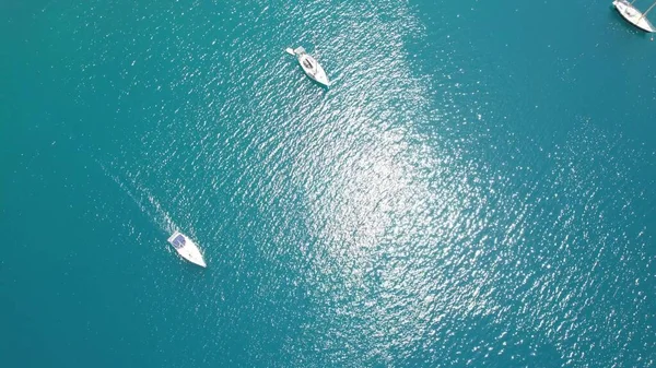 Aerial View Tranquil Beauty Bay Yachts Glide Turquoise Waters Shimmering — Stock Photo, Image