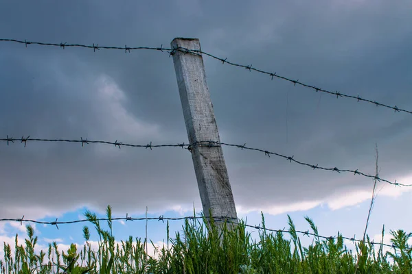 Ahşap çit direği ve arka planda gökyüzü. Yüksek kalite fotoğraf