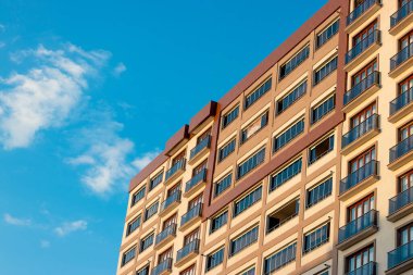 Lüks, modern apartman. Emlak konsepti. Gökyüzü arka planı. Anlaşıldı. Yüksek kalite fotoğraf
