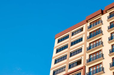 Lüks, modern apartman. Emlak konsepti. Gökyüzü arka planı. Anlaşıldı. Yüksek kalite fotoğraf