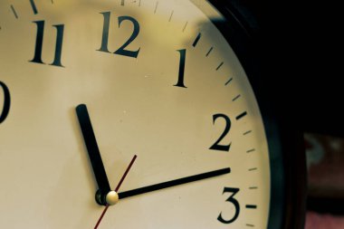 Üzerinde 11 ve 11 yazan bir saat. Modası geçmiş yuvarlak duvar saati. Zaman kavramı. Yüksek kalite fotoğraf