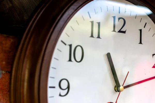 Eine Uhr Mit Und Drauf Veraltete Runde Wanduhr Zeitkonzept Hochwertiges — Stockfoto