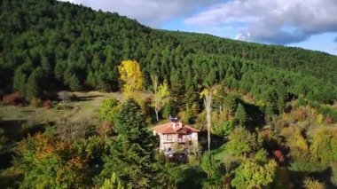 Karadeniz bölgesindeki geleneksel köy evlerinin büyüleyici hava görüntüleri süslendi. Yüksek kalite 4k görüntü