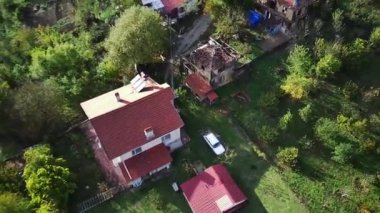 Karadeniz bölgesindeki geleneksel köy evlerinin büyüleyici hava görüntüleri süslendi. Yüksek kalite 4k görüntü