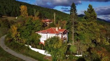 Karadeniz bölgesindeki geleneksel köy evlerinin büyüleyici hava görüntüleri süslendi. Yüksek kalite 4k görüntü