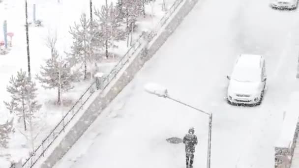 Fascinující Letecký Pohled Muže Který Prochází Hustým Sněhem Zanechává Sebou — Stock video