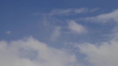 Dinamik bulut hareketleri ve dönüşümlerinin büyüleyici zamanlaması. Yüksek kaliteli FullHD görüntüler