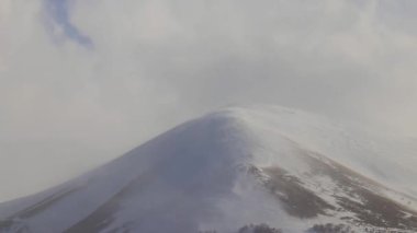 Palandoken Dağı 'nın engebeli arazisinde akan karlı bulutların çarpıcı görüntüsünü kaydeden bir zaman dilimi videosu. Yüksek kaliteli FullHD görüntüler