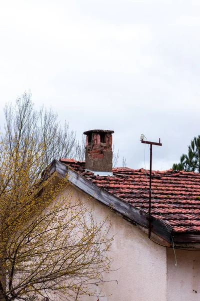Bulutlu Bir Fotoğrafta Kırmızı Kiremitli Çatısı Olan Terk Edilmiş Bir — Stok fotoğraf