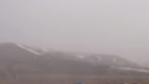霧のような雰囲気の中で窓ガラスにぶつかる雨滴を タイムラプス技法で捉えました 高品質のフルHd映像 — ストック動画
