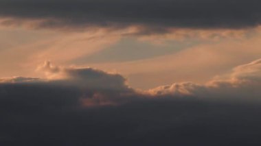 Gün batımını yakalayan bir zaman çizelgesi. Güneş ışınları karanlık ve dalgalı bulutların ardında kaybolurken dramatik bir olay yaratıyor. Yüksek kaliteli FullHD görüntüler
