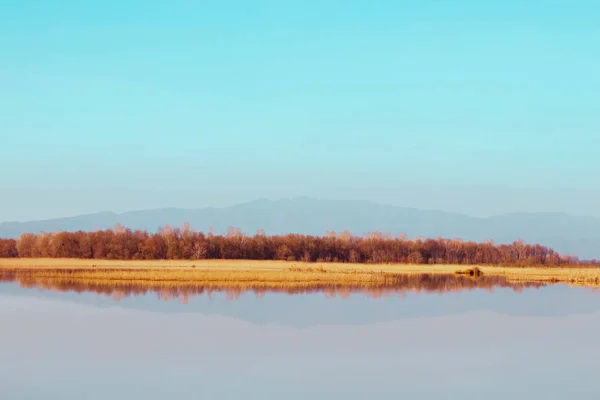 Lago Sereno Com Reflexões Fundo Montanha Perfeito Para Copiar Espaço — Fotografia de Stock