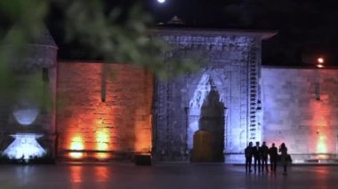 Yakutiye Medrese 'de Erzurum' da Bokeh Özgeçmişi olan ziyaretçiler. Dolunaylı bir gece. Yüksek kaliteli FullHD görüntüler