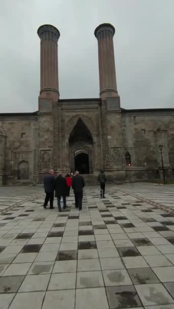 Visitatori Che Camminano Davanti Alla Madrasa Del Minareto Gemello Erzurum — Video Stock