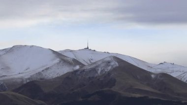 Erzurum 'daki Iconic Palandoken Dağı' ndan akan bulutların zamanı. Yüksek kaliteli FullHD görüntüler