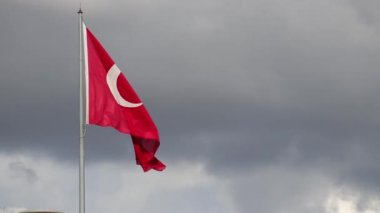Bulutlu Gökyüzüne Karşı Bir Türk Bayrağının Yavaş Çekimi. Türk ulusal bayramları için. Mesaj için yer var. Yüksek kaliteli FullHD görüntüler