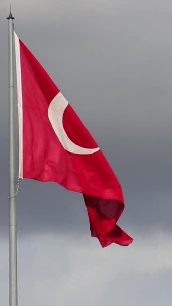 曇った空に向かって揺れるトルコ国旗のスローモーション トルコ国民の祝日に テキスト用のスペース 高品質のフルHd映像 — ストック動画