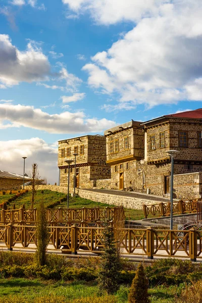 Arkasında Bulutlu Gökyüzü Olan Tarihi Erzurum Taş Evleri Yüksek Kalite — Stok fotoğraf