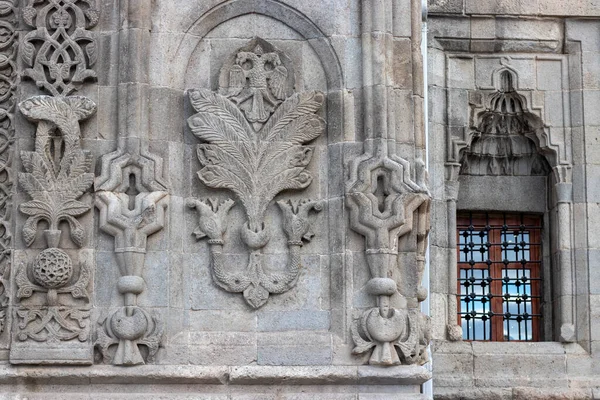 Erzurum Doppio Minareto Madrasa Pietra Intricato Incisioni Abbellimenti Drago Albero — Foto Stock