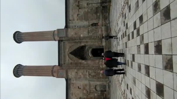 Goście Spacerujący Przed Madrasą Twin Minaret Erzurum Pionowy Strzał Materiał — Wideo stockowe