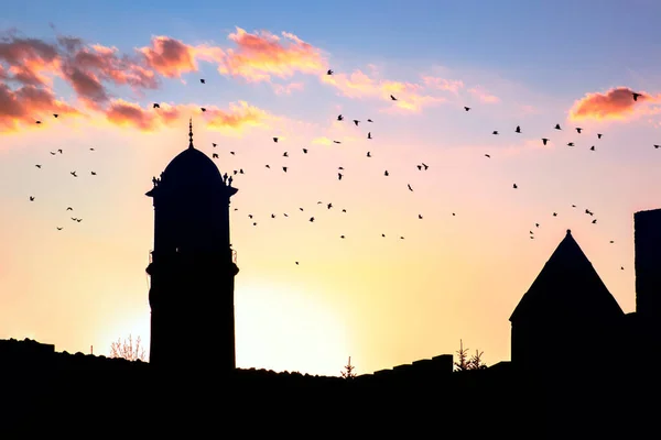 Uma Torre Relógio Com Uma Cúpula Fundo Sílhueta Erzurum Arquitetura — Fotografia de Stock