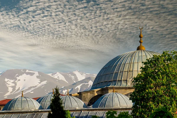 Une Vue Sur Une Mosquée Avec Les Montagnes Arrière Plan — Photo