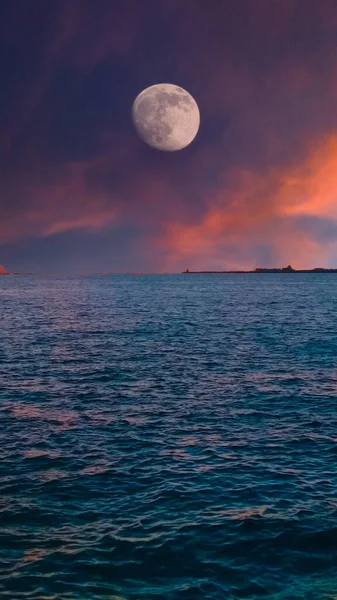 Uno Splendido Mare Come Luna Splendente Sorge Attraverso Nuvole Tramonto — Foto Stock