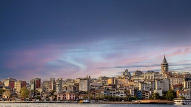 Türkiye 'nin İstanbul kentindeki Altın Boynuz üzerinde Galata Kulesi ile kent manzarası. Metin için boşluk. Yüksek kalite fotoğraf