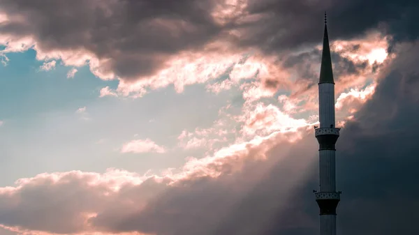 Mesquita Minarete Para Conceitos Islâmicos Pôr Sol Nublado Fundo Área — Fotografia de Stock