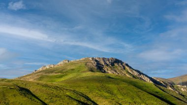 Güzel yeşil dağlar, doğa. Güneşli doğa manzarası. Bulutlar ve mavi gökyüzü. Yüksek kalite fotoğraf