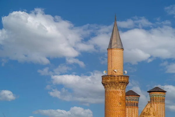 Mosquée Erzurum Ulu Madrasa Minaret Double Coupole Ciel Bleu Avec — Photo