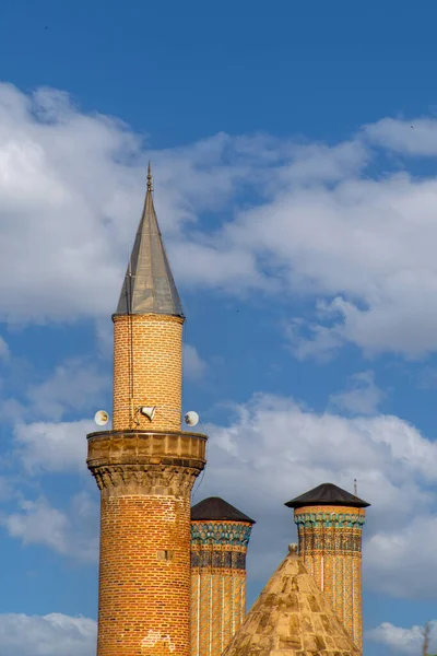 Mosquée Erzurum Ulu Madrasa Minaret Double Coupole Ciel Bleu Avec — Photo