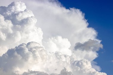 Beyaz kümülüs bulutları, güzel hava bulutu manzarası, kabarık bulut dokusu, kopyalama uzayı. Yüksek kalite fotoğraf
