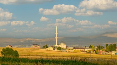 Küresel Isınma Kuraklığı. Uçsuz bucaksız Anadolu düzlüklerinin sararmış bozkırında uzak bir köy. Yüksek kalite fotoğraf